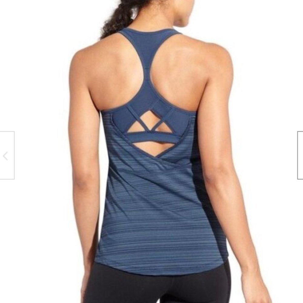 Athleta Swift reach & restore Tank Bra Athletic top built in bra Medium